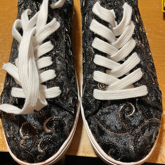 Aldo Women’s Black Velvet Gold Embroidered Design Lace Up Sneakers Size 7.5. NEW - Picture 4 of 5
